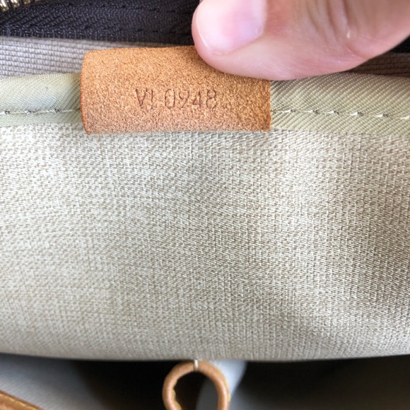 Authentic Louis Vuitton Deauville w lock - Picture 8 of 8